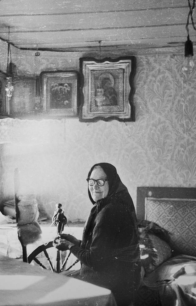 За прялкой, Пинежский р-н, 1970-е гг.