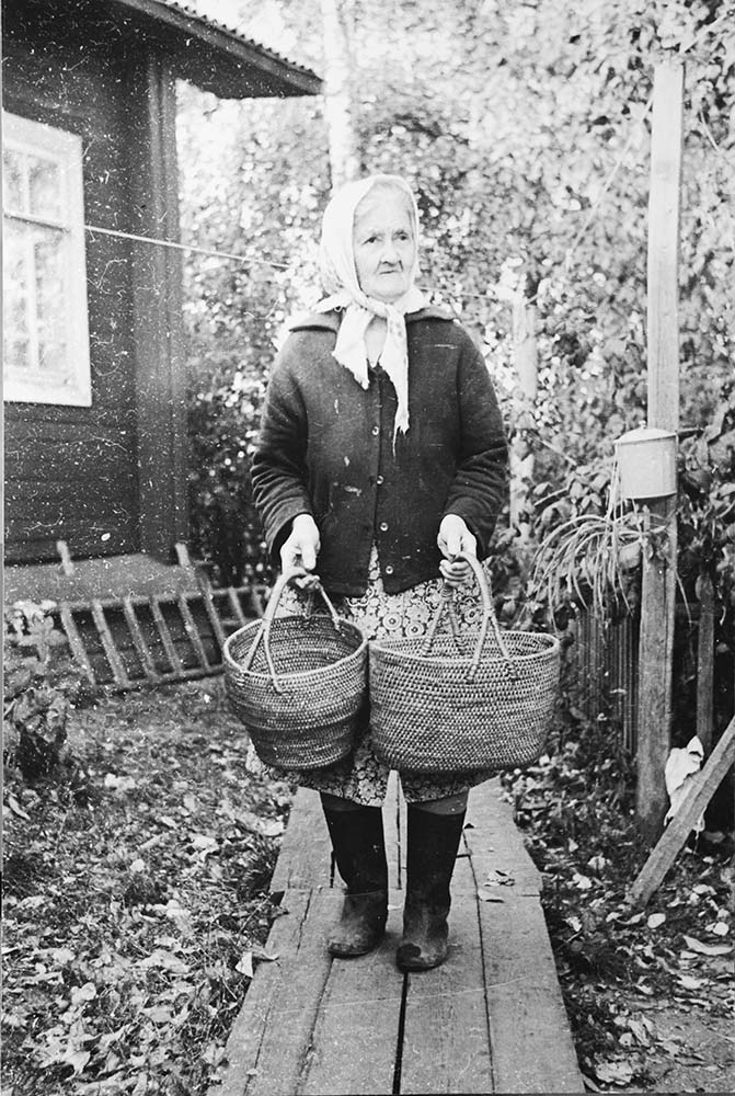 Бабушка с корзинками, ст. Виледь, Вилегодский р-н, 1970-е гг.