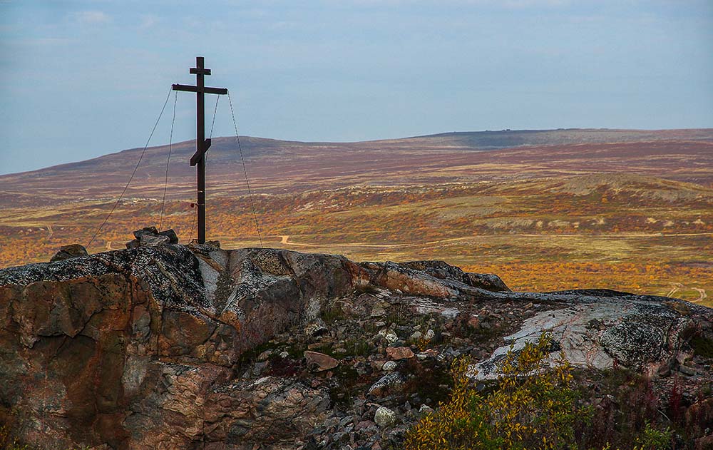 Памятный крест на склоне хребта Муста Тунтури