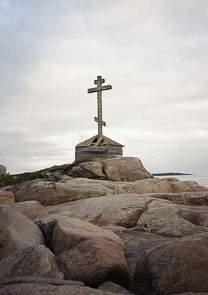 Остров Пневатый. Монастырский поклонный крест.