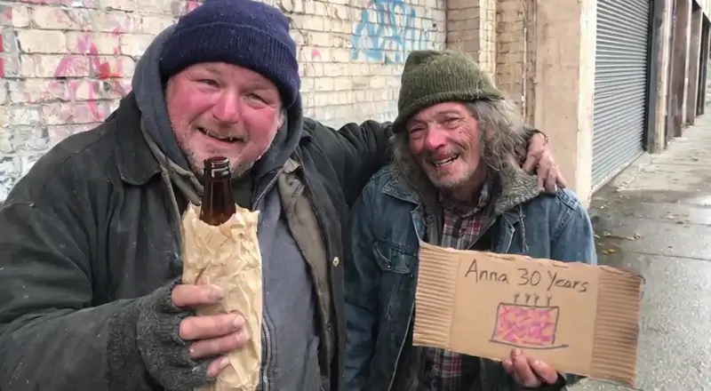 Барлық тесіктерде әдемі және өте жас