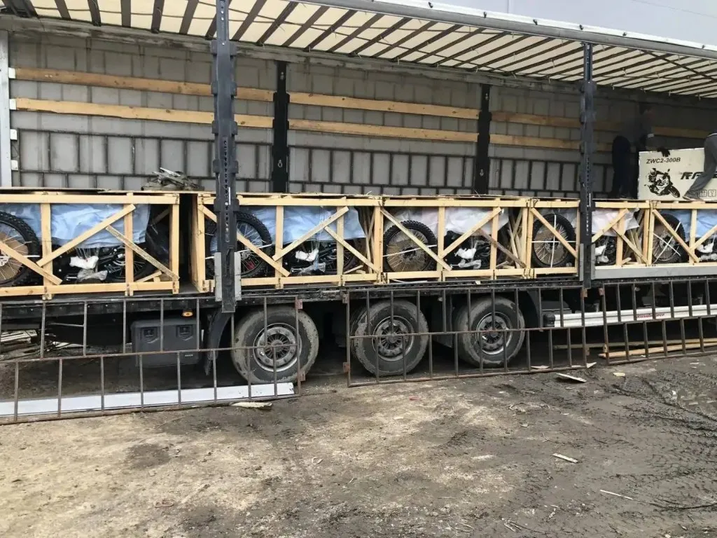 Перевозка мотоциклов в деревянной обрешётке на бортовом полуприцепе
