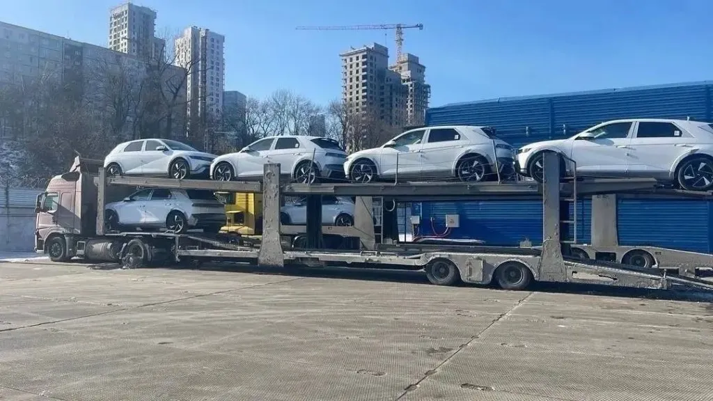 Автовоз с новыми легковыми автомобилями Hyundai Ioniq 5