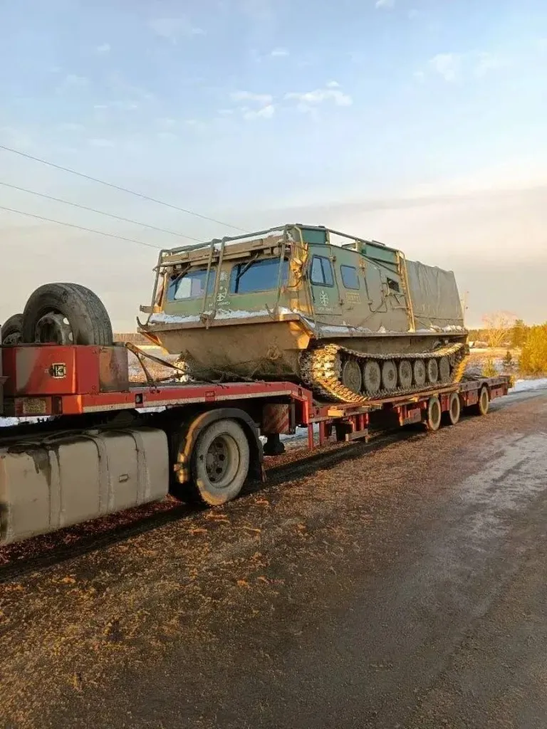 Перевозка гусеничной вездеходной техники на трале