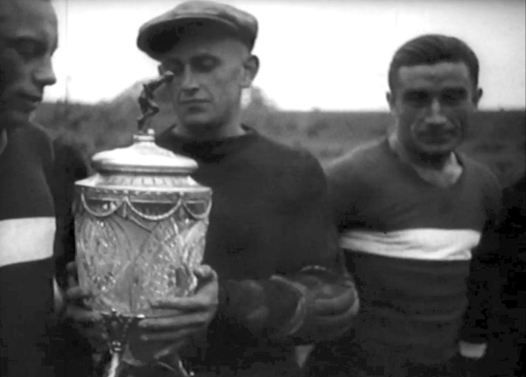 Қызғылт колготкидегі бейне