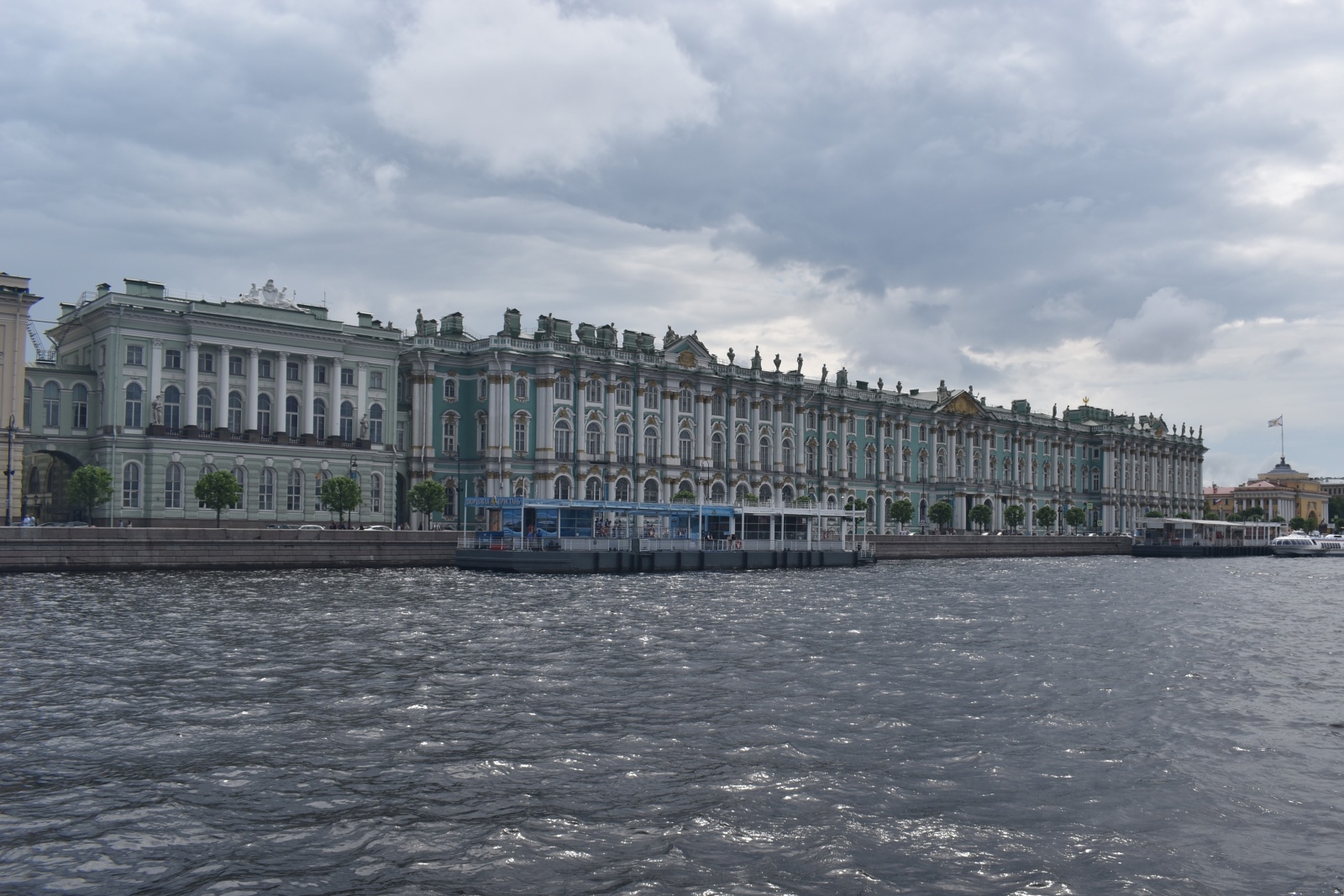 Жители и гости Санкт-Петербурга могут отправиться на экскурсию в Кронштадт и стать участниками исторических экскурсий.