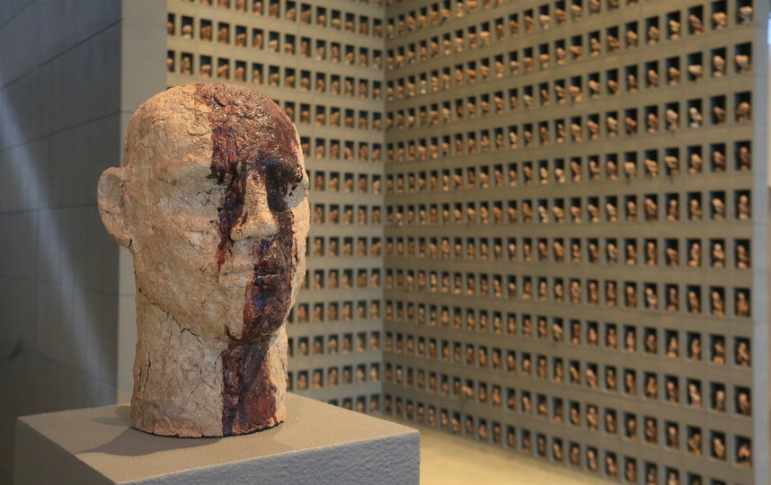 На оформление бюстов героев Кузькин израсходовал пол-литра своей крови. Фото Василий Кузьмичёнок