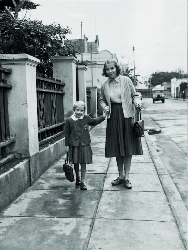 Мария ведёт Джулиану в школу, 1960 год. Фото предоставила Juliane Diller, "Metro"