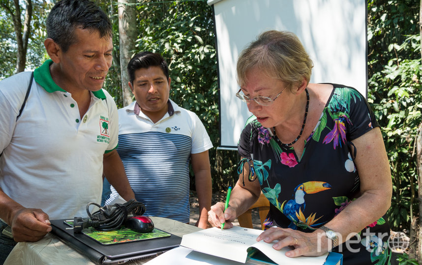Джулиана подписывает экземпляр своей автобиографии "Как я упала с неба" на испанском. Фото Konrad Wothe, "Metro"