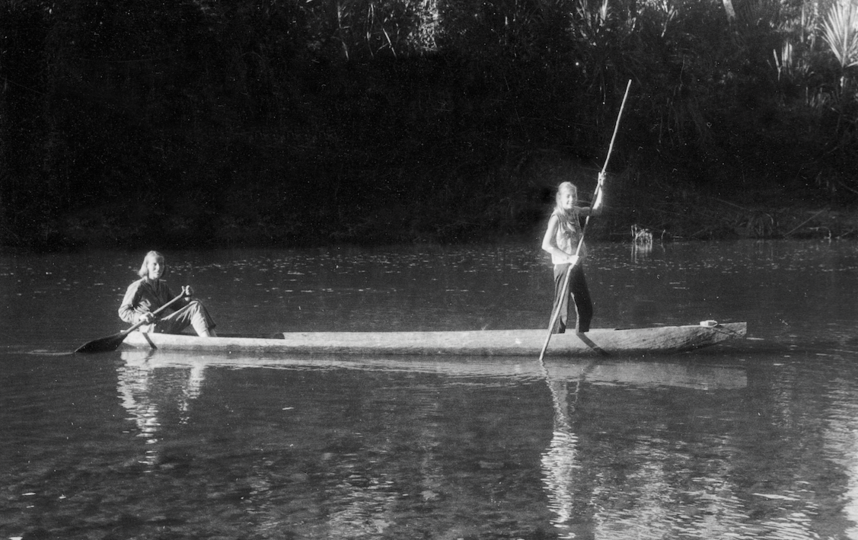 Джулиана Кёпке (справа) вместе с матерью Марией плывёт по перуанской реке Rio Yuyapichis, 1969 год. Фото предоставила Juliane Diller, "Metro"