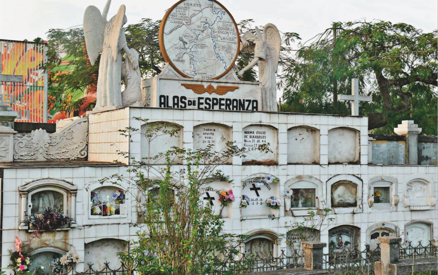 Мемориал в Пукальпе, где погребены более 50 жертв авиакатастрофы. Фото предоставила Juliane Diller, "Metro"