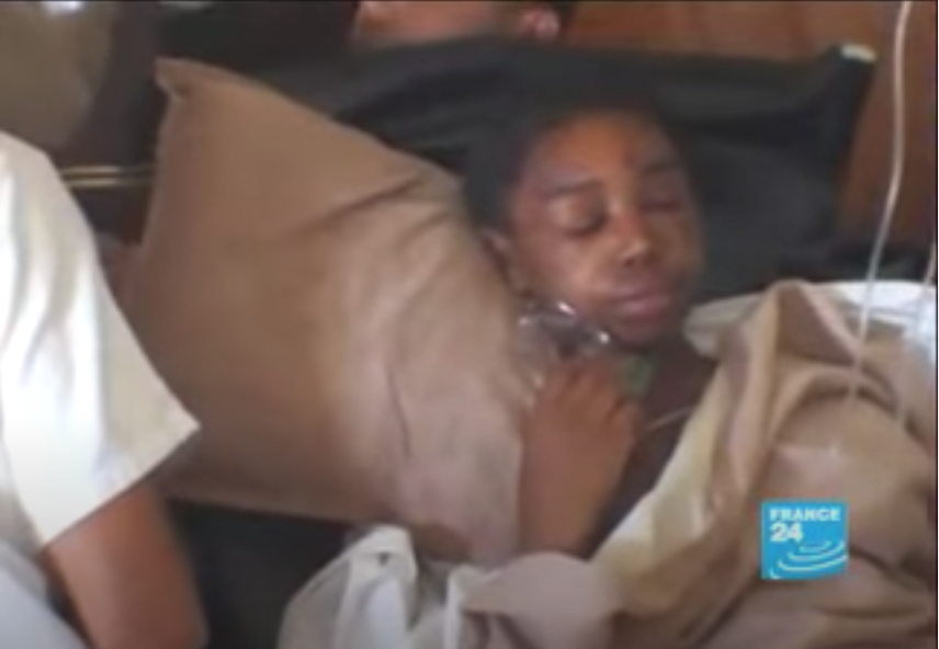 Байя Бакари в самолёте летит в Париж лечиться после авиакатастрофы. Фото Скриншот Youtube/France24