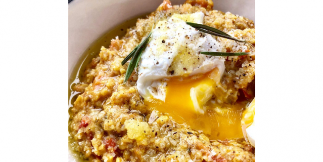 Томатная овсянка с пармезаном и яйцом пашот.