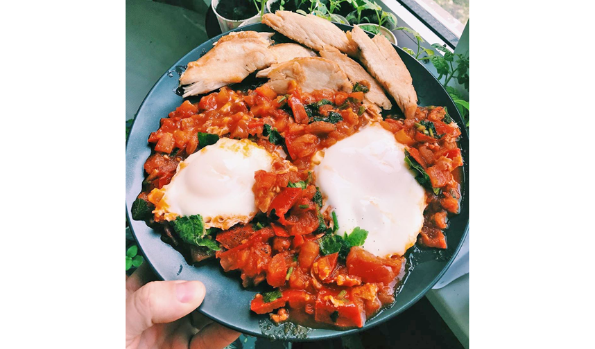 Яичница с томатами, зеленью и обжаренной куриной грудкой. Фото instagram.com/alexgreen_metro