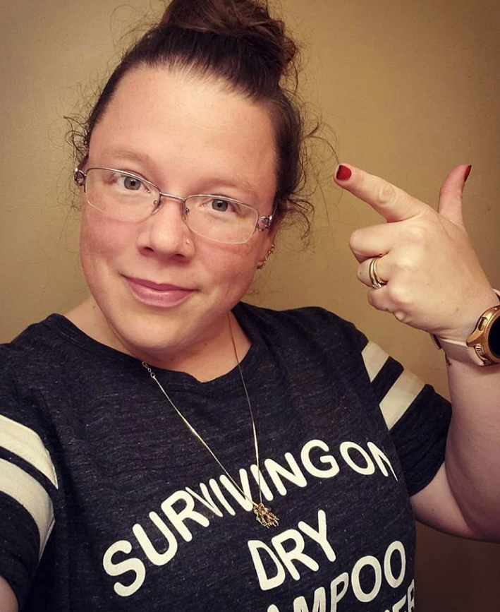 "Спасаюсь сухим шампунем и молитвой" написано на футболке одной из участниц челленджа. Фото Instagram @shenaniganswithstephanie