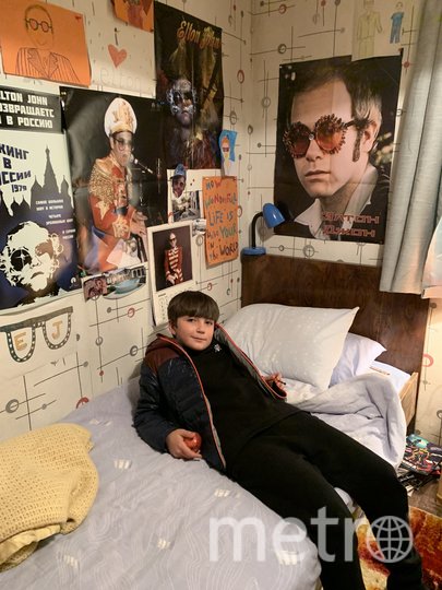 Темирлан играл фаната Элтона Джона, жившего в комнате с плакатами певца. Фото предоставила Оксана Блаева, "Metro"