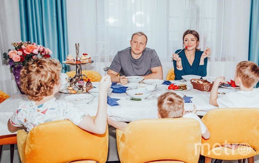 Елена Блиновская в кругу семьи с мужем и тремя сыновьями. За кадром младшая дочка, которая родилась в апреле 2020 года. Фото www.instagram.com/elena_blinovskaya/, "Metro"