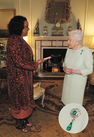 Кембриджские изумрудные броши. Фото Getty