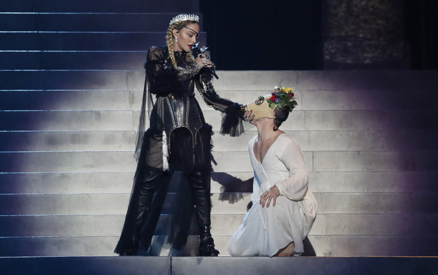 Мадонна на "Евровидении-2019" показала будущее в противогазах. Фото Getty