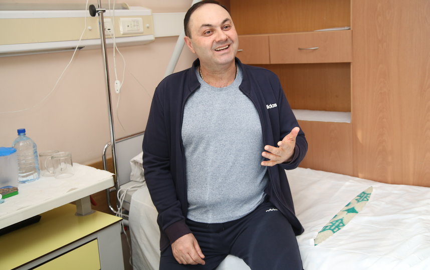 Доктор Заман Мамедли и его команда предложили Армену нестандартный метод лечения, с помощью которого смогли справиться с опухолью за год. Фото пресс-служба онкоцентра Блохина