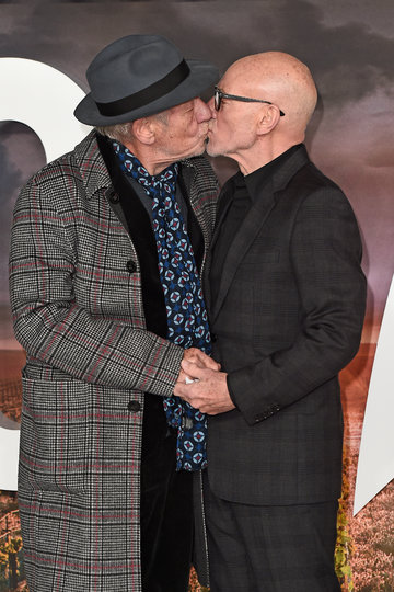 Поцелуй по-брежневски: Патрик Стюарт и Иэн Маккеллен на премьере сериала "Звездный путь: Пикар"