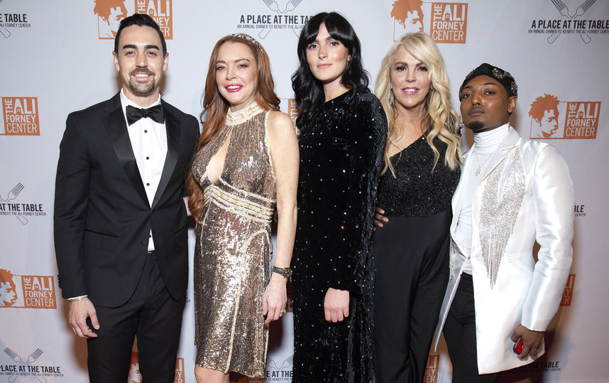 Линдси Лохан с гостями вечера. Фото Getty