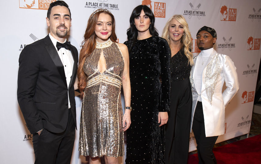 Линдси Лохан с гостями вечера. Фото Getty