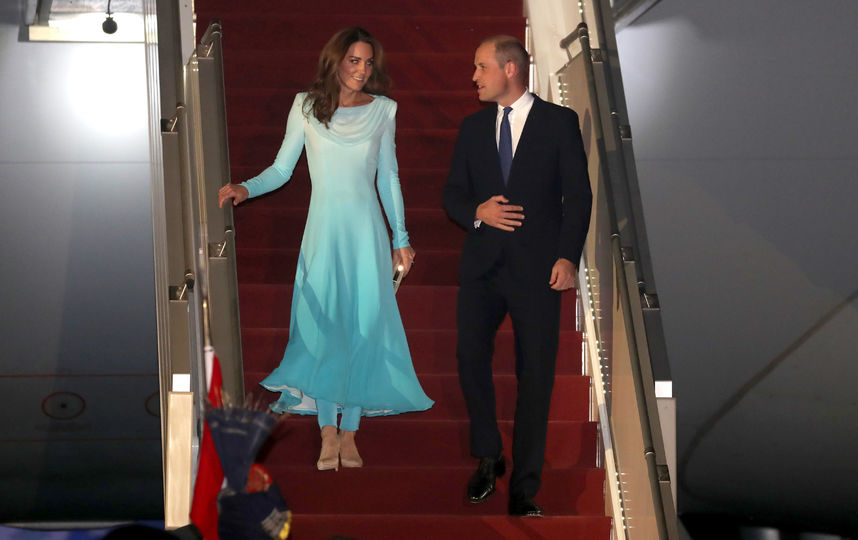 Кейт Миддлтон и принц Уильям прибыли в Исламабад в рамках своего первого официального визита в Пакистан. Фото Getty