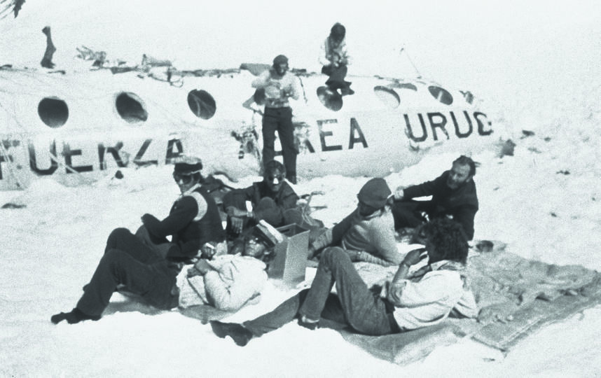 Выжившие часто фотографировались возле разбившегося самолёта. Фото предоставил Карлос Паэс, "Metro"