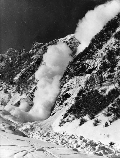 Сход небольшой лавины в Швейцарии, 50-е. Фото Getty