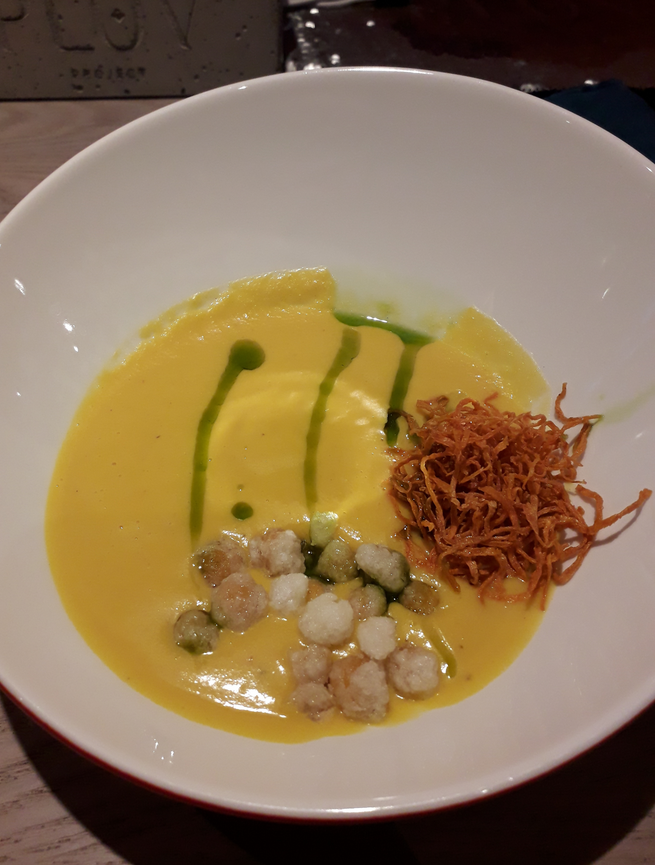 Тыквенный суп на кокосовом молоке с попкорном из нута в Plov project. Фото Мария Позина, "Metro"