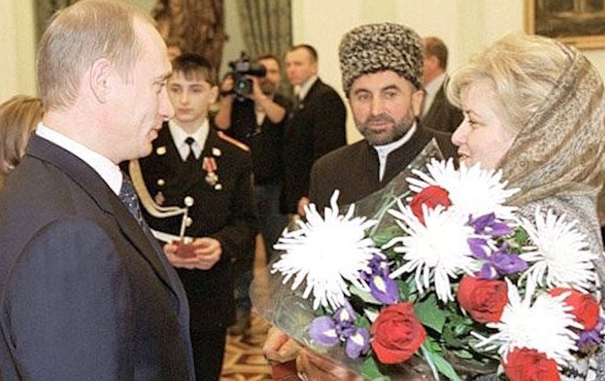 2001 год. Раиса Хайдарбековна принимает награду за погибшего сына из рук президента России Владимира Путина.. Фото kremlin.ru