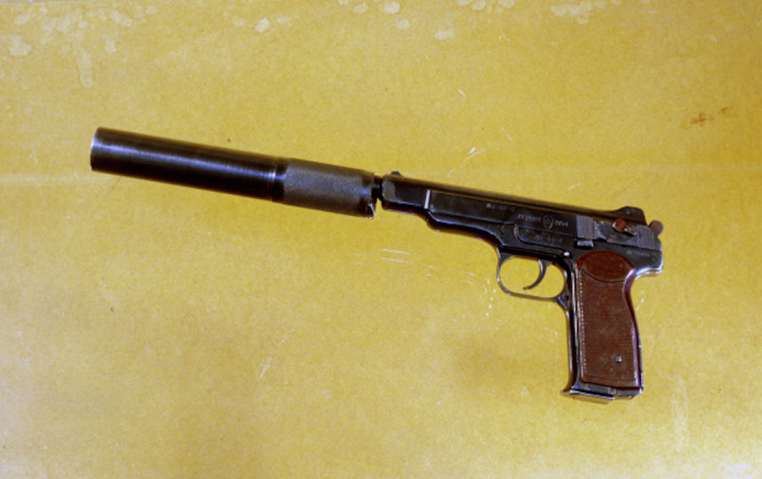 Двадцатизарядный пистолет Стечкина с глушителем. Калибр 9 мм. Фото РИА Новости