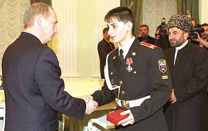 2001 год. Ислам Ташухаджиев на приёме в Кремле – получает орден Мужества от Владимира Путина. Фото kremlin.ru
