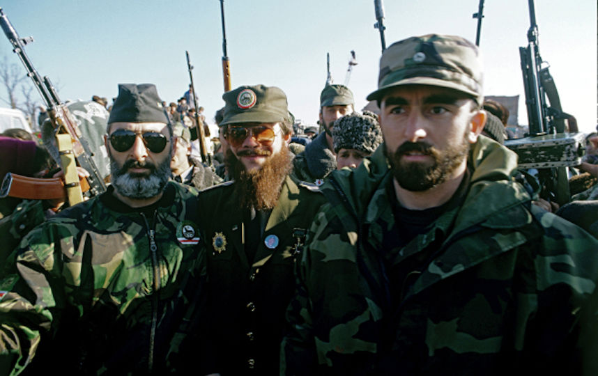 Один из руководителей чеченских бандформирований, террорист Салман Радуев (в центре), 1997 год. Фото РИА Новости