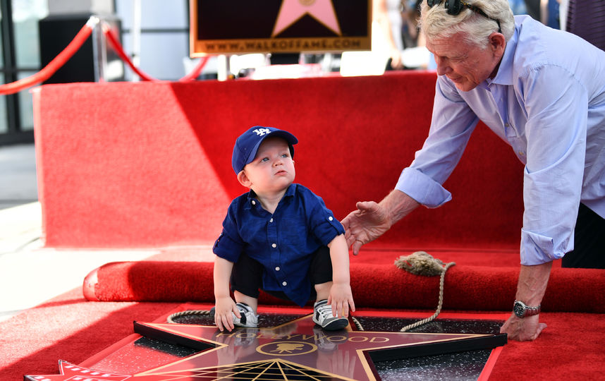 Сын Кирстен и Джесси, Эннис, с дедушкой Клаусом Данстом. Фото AFP