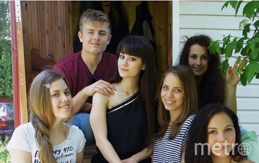 Алина (27 лет) и Митчелл (25 лет). Алина сидит по центру в чёрном платье. Митчелл держит её за плечо. Фото предоставлено героями материала, "Metro"