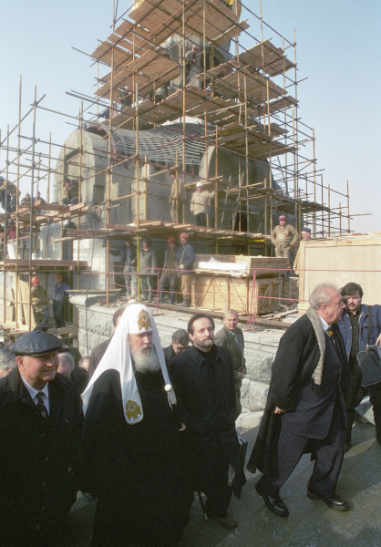 Тогдашний мэр столицы Юрий Лужков и патриарх Алексий II (слева направо) осматривают воссоздаваемый Храм Христа Спасителя. Фото РИА Новости