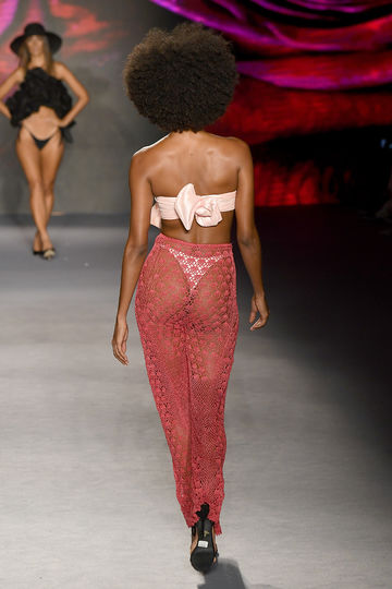 Показ Baes & Bikinis. Фото Getty