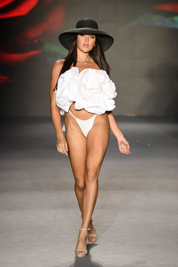 Показ Baes & Bikinis. Фото Getty