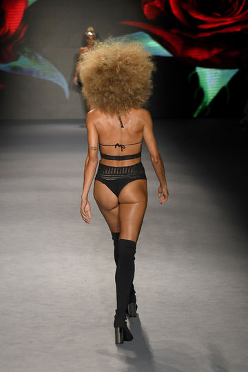 Показ Baes & Bikinis. Фото Getty