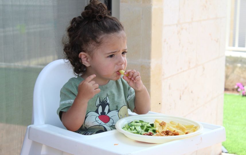 Как заставить маленького ребёнка принимать пищу без гаджетов: советы доктора