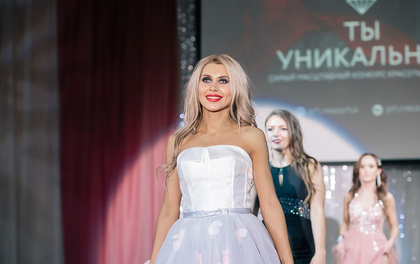 Оксана Зотова шагает по подиуму. Фото Яна Терехова/Instagram/yanaterekhova