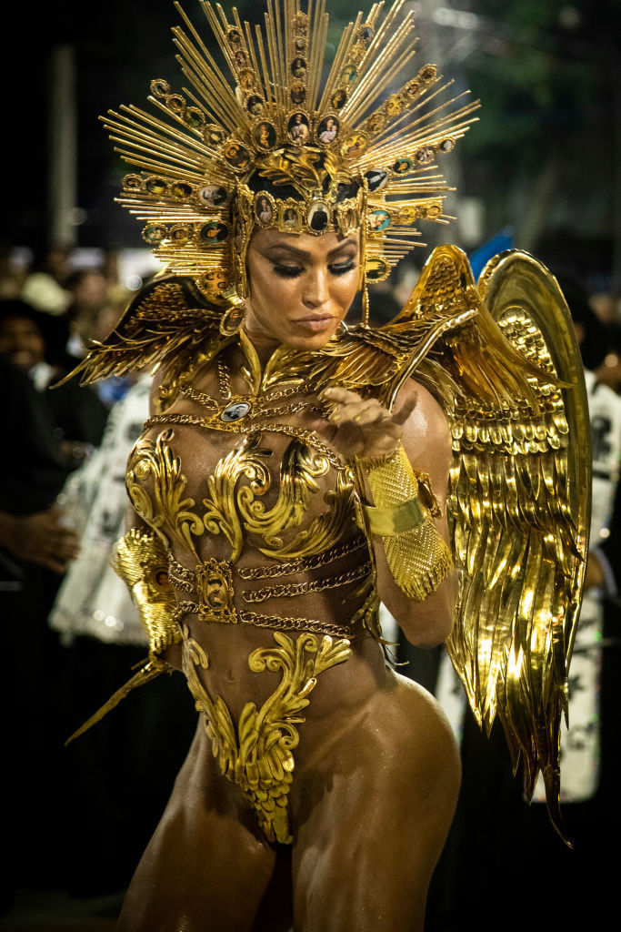 Пылкие девушки и праздник счастья: самые горячие фото и видео из бразильского карнавала