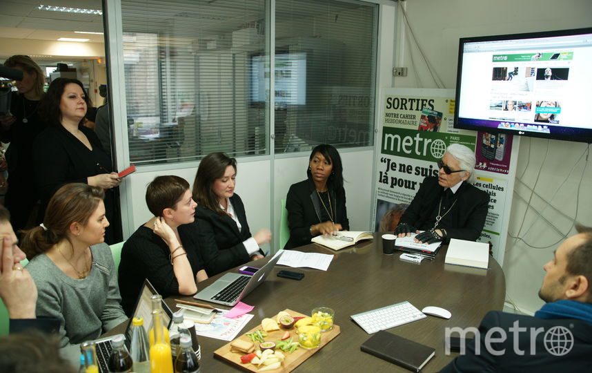 Карл Лагерфельд в парижской редакции Metro встретился с главными редакторами газеты в разных странах и прокомментировал актуальные на тот момент новости. Фото "Metro"