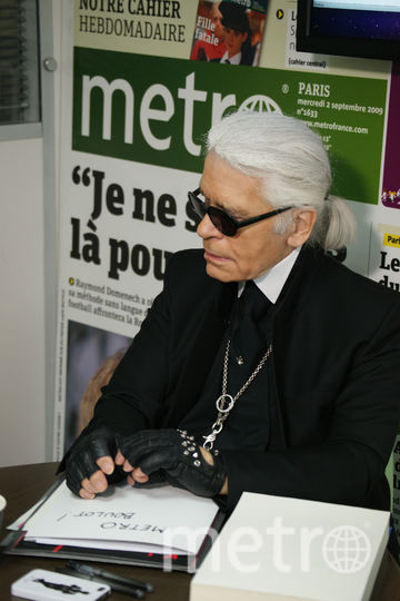 Карл Лагерфельд в парижской редакции Metro встретился с главными редакторами газеты в разных странах и прокомментировал актуальные на тот момент новости. Фото "Metro"