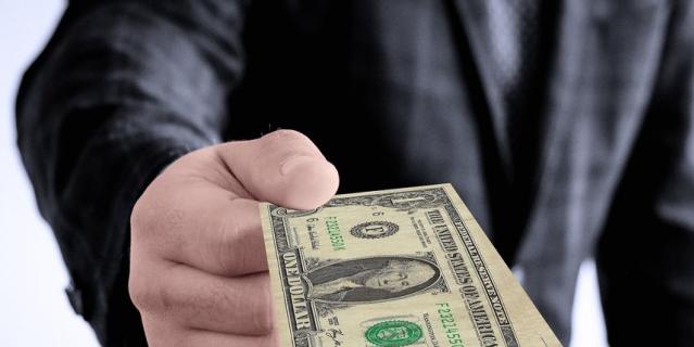 Тратившие деньги на себя постепенно начинали чувствовать себя менее счастливыми, в то время как те, кто делился деньгами с другими, испытывали всё такую же радость.