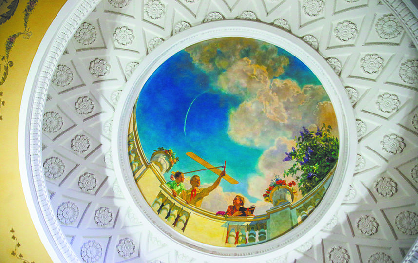 Даже потолок в высотке зачастую произведение искусства. Фото Василий Кузьмичёнок