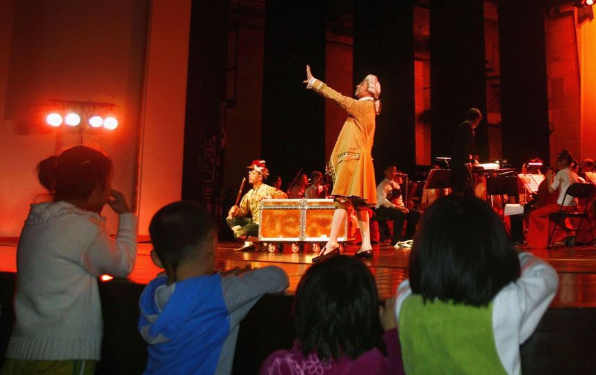 В театр нельзя приходить с большими сумками. Фото Getty