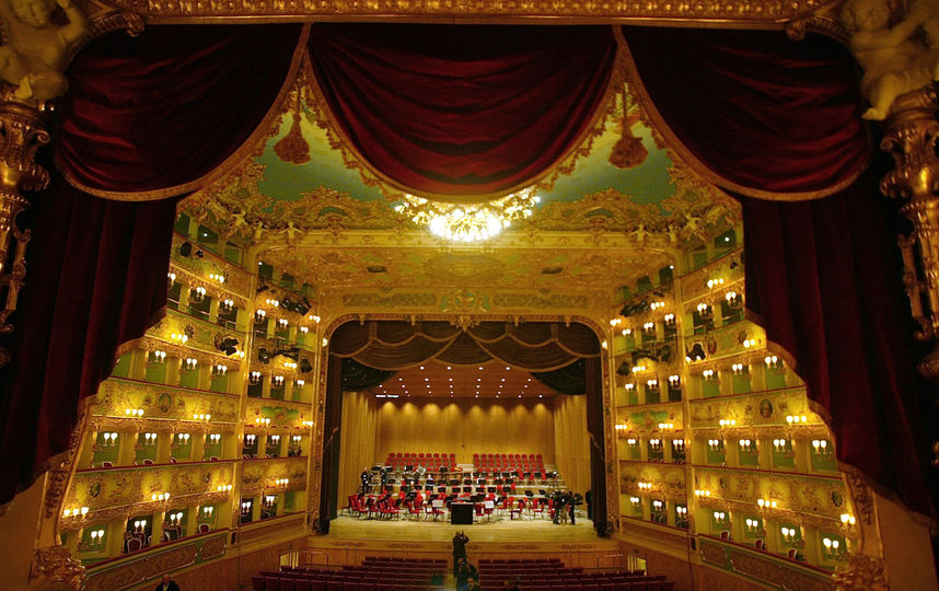 Только правый подлокотник предназначен для вас, левый (относительно вас) – для соседа (для него он также будет правым). Фото Getty